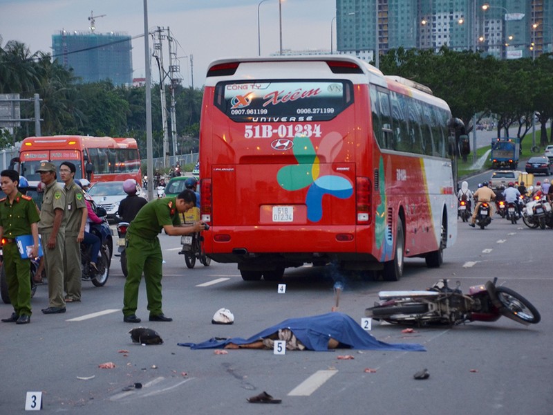 Ngã trên cầu, người đàn ông bị xe khách cán tử vong - ảnh 1